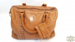 Bolsa de couro com alça e  cor bege claro com tachas . Medida 42X32,5 cm.