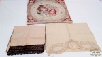 Kit de 3 peças sendo 1 capa de almofada com fecho e 2 toalhas de mao . Medidas capa da almofada 44X44 cm, toalhas  maior 60X39 cm e menor 52,5X26 cm. composiçao 100% algodao. Marcas de guardado