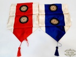 2 Caminhos de mesa sendo 1 azul e o outro vermelho. Medida maior 1,95 m comprimento por 31 cm largura, menor 1,92 m comprimento por 31 cm largura.Compisçao cetim