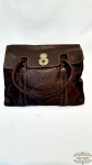 Bolsa feminina com alça   couro marron  e  ferragens douradas. Medida 40X33,5 cm.