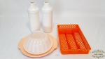 Kit de cozinha com 4 peças porta garrafa, forma e porta talher sendo 1 divisor de talheres, 2 recipiente para garrafa de cerveja, 1 forma para pudim. Medida divisor 31X19 cm, porta garrafas 8,5 cm diâmetro por 25,5 cm altura, forma base 25 cm diâmetro por 12 cm altura.