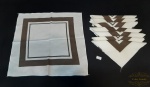 Lote de 8 guardanapose em algodão branco e marrom. Medida 36X36 cm.