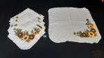 Lote de 9 guardanapos em algodão branco com flores. Medida 43X43 cm.
