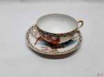 Xícara de chá para colecionador em porcelana oriental ave do paraíso borda pintada com relevos.
