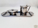 Lote de 3 peças em aço inox. sendo bandeja ,  leiteira e açucareiro  ..Medida 41 cm comprimento, 15 cm largura.