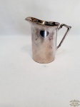 Jarra refresqueira com coador em prata 90.Medida 18,5 cm altura, 12 cm diâmetro.