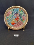 Prato decorativo em porcelana  pintado com esmalte .Espanhol . Medidas diâmetro 14 cm. Nao acompanha o suporte