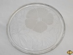 Prato de bolo em vidro com fundo jateado e flor fosca. Medindo 31,5cm de diâmetro.
