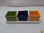 Jogo de travessa com 3 cachepot em porcelana colorida. Medindo cada cachepot 8cm x 8cm x 6,5cm de altura.