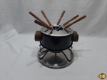 Panela de fondue com 6 garfos, rechaud e fogareiro. Medindo a panela 18cm de diâmetro x 9cm de altura.