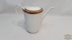 Steatita -Bule para cafe  em porcelana friso  ouro .Medidas: 20 cm de altura ,10 cm de diametro .Apresenta pequeno bicado