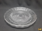 Prato de bolo em cristal com fundo lapidado. Medindo 36,5cm de diâmetro x 4cm de altura.