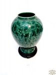 Grande vaso em porcelana verde vitrificada com peanha em madeira. Medida 28,5 cm altura, 9,5 diâmetro.