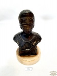Escultura   da justiça em petit bronze com base em alabastro. Medida 10,5 cm altura, 8,5 cm diâmetro.