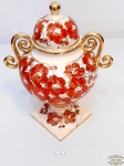Potiche com tampa decorado com flores em porcelana Weiss apresenta restauro na base. Medida 35 cm altura e 10 cm diâmetro.