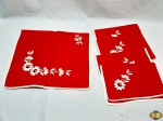 Lote de paninhos de cozinha. Composto por 1 caminho de mesa com bordados de flores e 4 unidades de jogo americano com o mesmo bordado. TAM caminho: 68,5 X 42 CM.