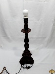 Pé de abajur em madeira ricamente entalhada com patina ouro. Medindo 51cm de altura.