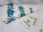 Toalha de mesa Redonda com guardanapos de pano. Peças com marcas de guardado. Medindo a toalha: 140 CM de diâmetro. Guardanapo de pano: 35 X 35 CM.