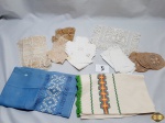 Lote de paninhos de cozinha. Composto por panos de prato, caminhos de mesa,porta copos de pano,etc. Pano de prato medindo: 70 X 40 CM. Porta copos medindo: 14 cm de diâmetro. Caminho de mesa: 100 X 20 CM.