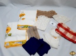 Lote de paninhos de cozinha. Composto por panos de prato, caminhos de mesa,porta copos de pano,etc. Pano de prato medindo: 70 X 40 CM.  Caminho de mesa: 50 X 30 CM.