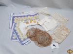 Lote de paninhos de cozinha. Composto por caminhos de mesa, toalhas de mesa, etc. Peças com marcas de guardado. Medindo  um dos caminhos de mesa : 33 CM de diâmetro e toalha de mesa: 70 X 90 CM.