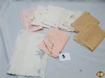 Lote de guardanapos de pano  sortidos. Peças em bom estado de conservação e com pequenos detalhes bordados. Medindo: 40 X 25 CM.