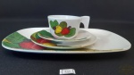 Jogo  de 4 peças em melamina. composto, xicara de cha , pratos de bolo e bandeja . Medida bandeja 30,5X21,5 cm, prato 17,5 cm diâmetro, pires 14 cm diâmetro, xícara 8,5 cm diâmetro 6 cm altura.