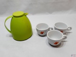 Lote de 3 xícaras de café em porcelana Teixeira e 1 garrafa térmica verde. Medindo a garrafa 16,5cm de altura.
