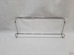 Suporte para toalha em metal prateado. Medindo 45,5cm de comprimento.