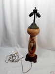 Lindo pé de abajur com 2 lampadas em opalina francesa decorada em relevo com pintura de flores com acabamento em bronze. Medindo 76cm de altura.
