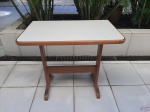 Mesa auxiliar para cozinha em madeira revestida de fórmica. Medindo 61cm x 50cm o tampo x 75cm de altura.