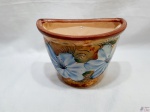 Floreira para pendurar em porcelana com pintura floral. Medindo 21,5cm x 12cm x 17cm de altura.