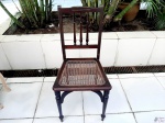 Cadeira em madeira escura torneada com assento em palhinha. Medindo 41cm x 36cm o assento x 87cm de altura de encosto.