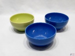 Jogo de 3 bowls em porcelana colorida. Medindo 14,5cm de diâmetro x 7,5cm de altura.