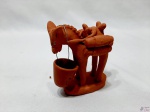 Escultura de burro com balde e bolsas em barro. Medindo 10,5cm de altura.