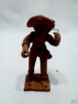 Escultura de nordestino com peixe em barro, assinada Luiz Antonio. Medindo 13,5cm de altura. Com os pés restaurados.