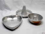 Lote composto de 3 formas em alumínio. Medindo a forma na forma de coração 27,5cm x 25,5cm x 5,5cm de altura.