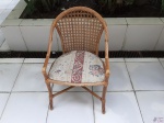 Cadeira com 2 braços de ratam, com assento almofadado. Medindo 42cm x 45cm o assento x 82cm de altura.