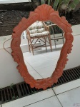 Espelho para pendurar com moldura em gesso pintado. Medindo 72cm x 52cm.