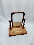 Espelho bisotado com base para mesa em madeira. Medindo o espelho 24cm x 16,5cm. Ideal para maquiagem. Possui algumas manchas no espelho.