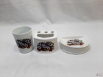 Toucador para banheiro em porcelana com pintura floral. Composto de porta escova, porta treco e saboneteira. Medindo o porta treco 9,5cm de altura.