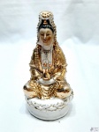 Escultura de Buda sentado em porcelana com ouro. Medindo 15cm de altura.