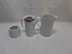 Lote composto de jarra em porcelana, bule e açucareiro sem tampa em porcelana. Medindo a jarra 17cm de altura.