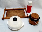 Lote composto de bandeja em bambu, balde de gelo, pote para micro-ondas e garrafa térmica.