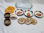 Lote composto de bolachas de cerveja alemã, bowls em resina, porta guardanapos em porcelana, etc. Medindo a travessa 34cm x 19cm x 5,5cm de altura.