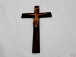 Crucifixo em madeira escura com Cristo esculpido em madeira clara. Medindo 25,5cm de comprimento x 14cm de largura.