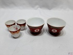 Lote composto de 2 bowls e 3 copos de shot em porcelana. Medindo o bowl 8cm de diâmetro x 5,5cm de altura.