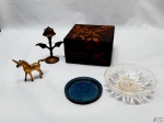 Lote composto de caixa em madeira, petisqueira em vidro, enfeite de cavalo em bronze, etc. Medindo a caixa 12cm x 12cm x 7cm de altura.