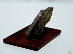 Drusa de pedra com base em madeira. Medindo 21cm x 11cm de base x 12,5cm de altura.