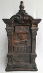 Caixa de Correio em ferro fundido, com desenho de pombo ao centro. Medindo  49 x 24 x 13 cm